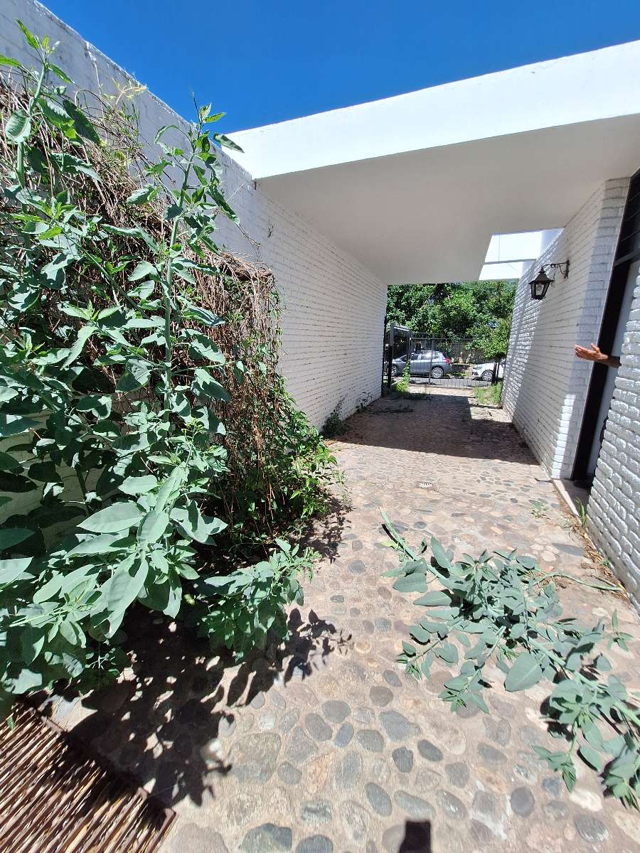 Casa disponible para la en Venta en Córdoba · 4 o más dorm · cochera · 390 m² de lote - Imagen 2