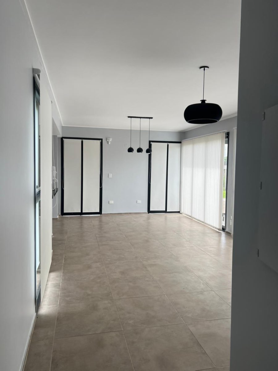 Excelente Casa en City Bell en Alquiler · barrio con seguridad · dueño directo · 3 dorm · 2 cocheras - Imagen 2