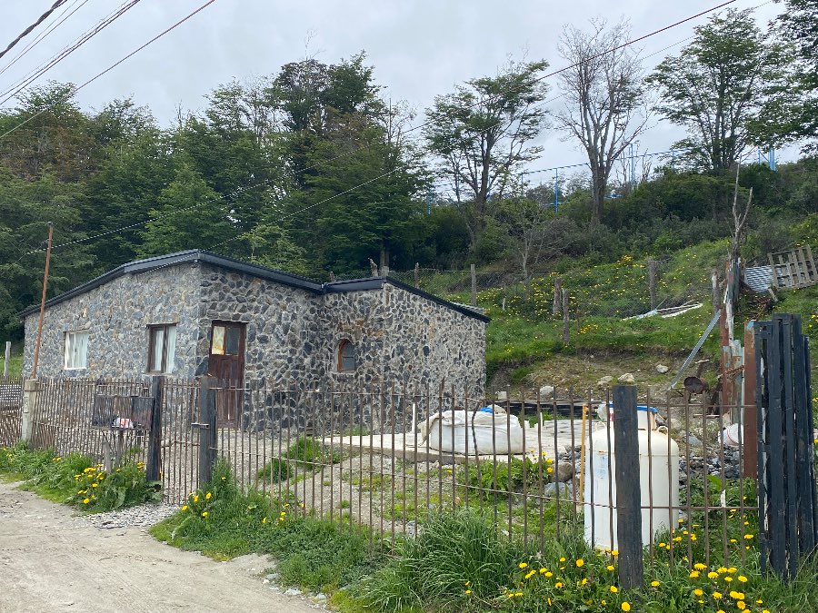 Excelente Casa en Ushuaia en Venta · barrio con seguridad · dueño directo · 4 o más dorm · cochera - Imagen 1