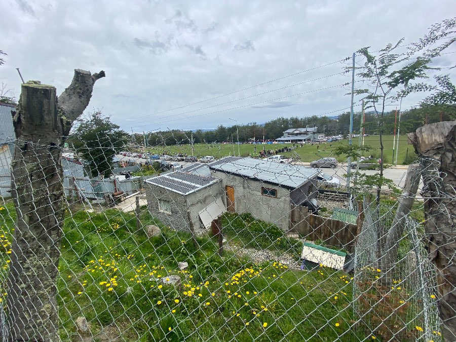 Excelente Casa en Ushuaia en Venta · barrio con seguridad · dueño directo · 4 o más dorm · cochera - Imagen 2