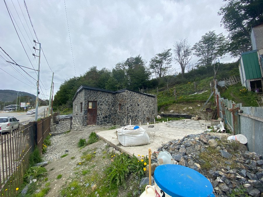 Excelente Casa en Ushuaia en Venta · barrio con seguridad · dueño directo · 4 o más dorm · cochera - Imagen 3