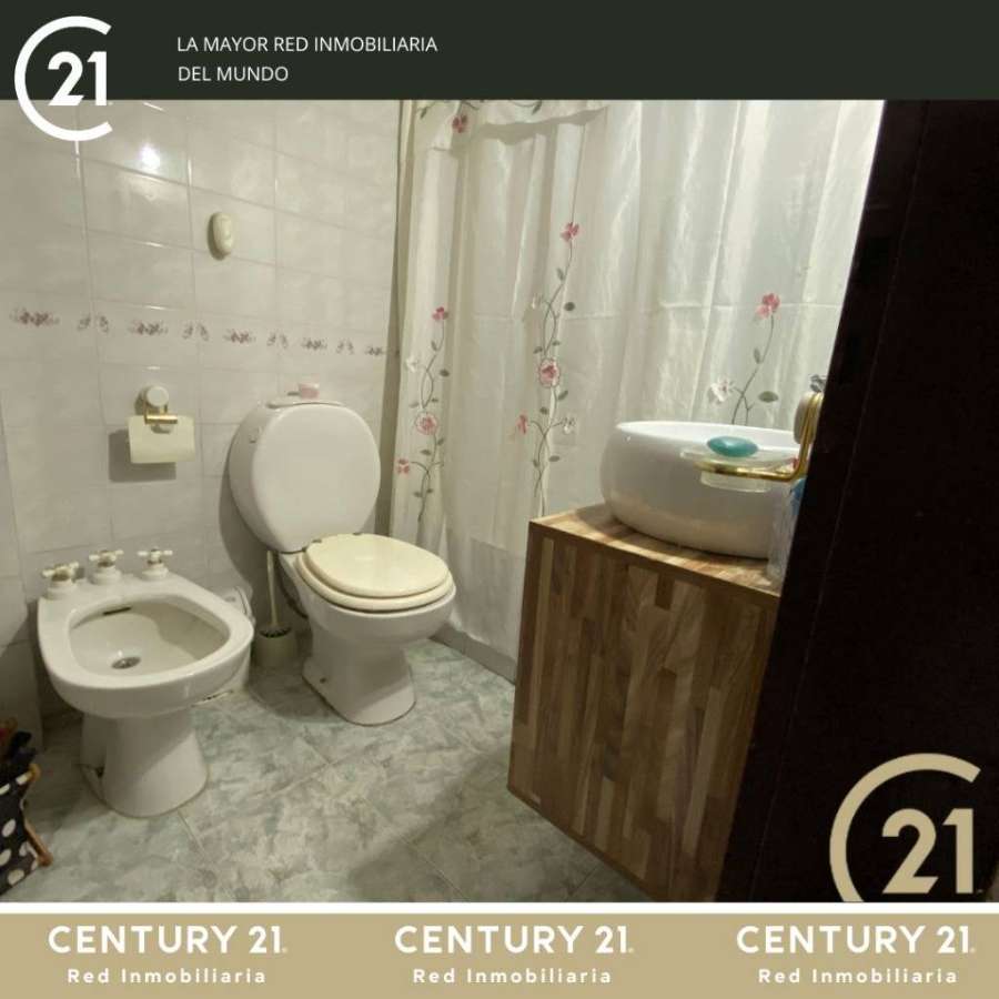 Casa disponible en Lanus · 4 o más dorm · 5 ambientes · 2 cocheras · 245 m² de lote - Imagen 3