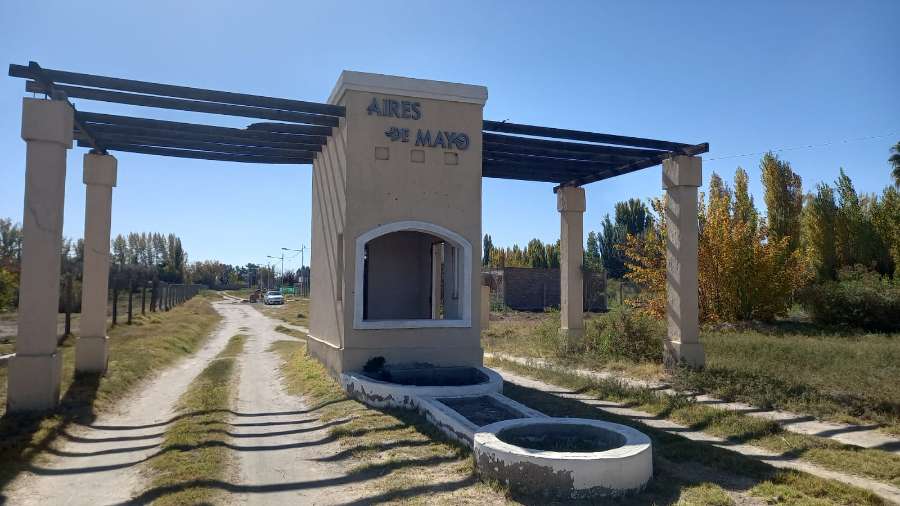 Casa única en Corralitos en Venta · barrio privado · 2 dorm · 5 cocheras · 500 m² de lote - Imagen 1