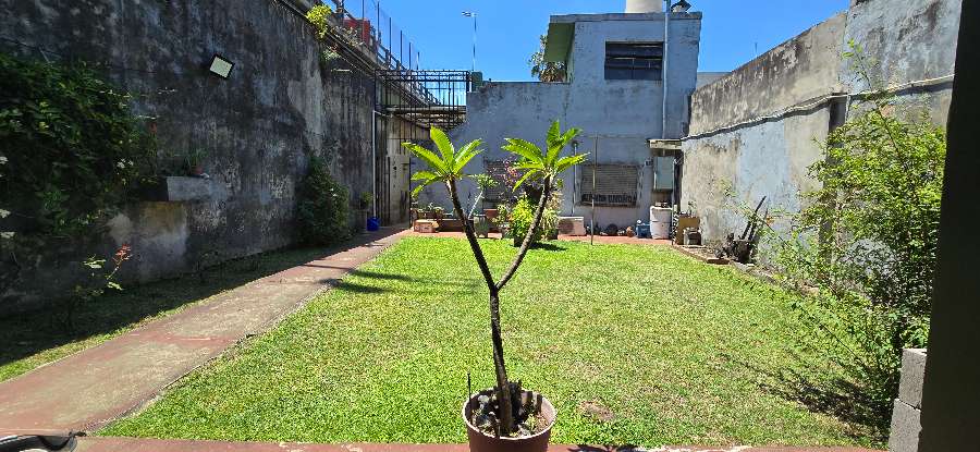 Casa única en Flores en Venta · dueño directo · 2 dorm · cochera · 240 m² de lote - Imagen 2