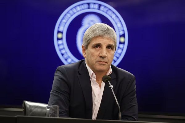 Caputo anunció que se podrá comprar propiedades en construcción con el blanqueo